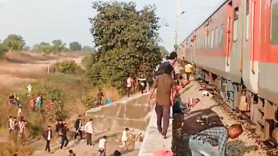 Dead bodies outside on Jalgaon Pushpak Express as fire broke out and passengers jumped